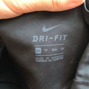 This is a pair of Nike leggings with gray design. Size XS.
